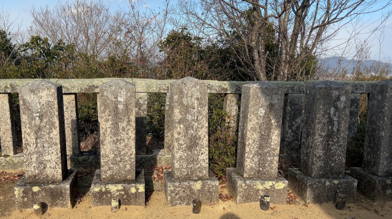 ファイル:朝日山護国神社・招魂墓碑・西側13～17.jpg