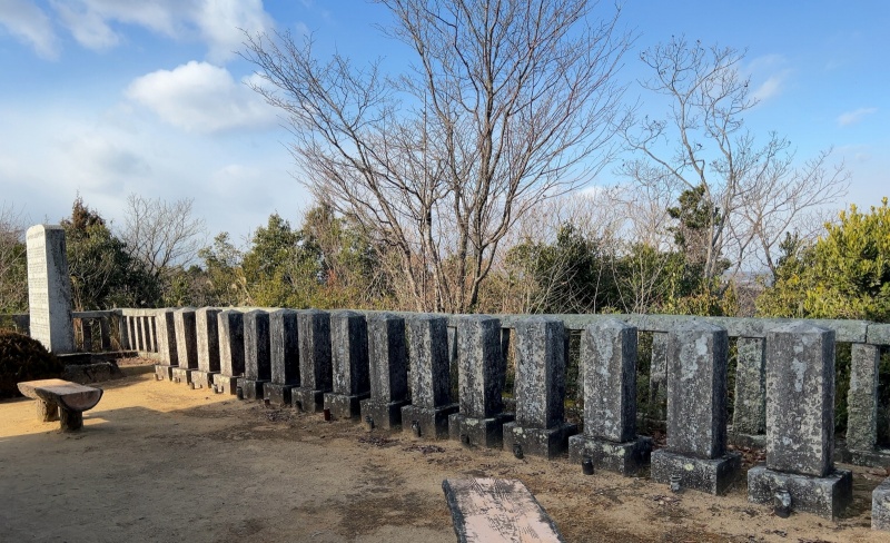 ファイル:朝日山護国神社・招魂墓碑・西側3～17.jpg