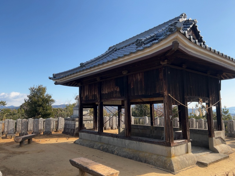 ファイル:朝日山護国神社・拝殿 (3).jpg