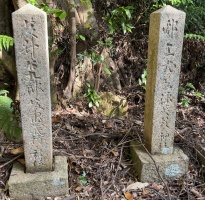 栄山神社旧地・招魂墓碑・東側3～4.JPG