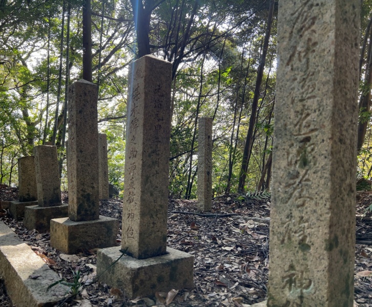 ファイル:栄山神社旧地・招魂墓碑・西側3～7.jpg
