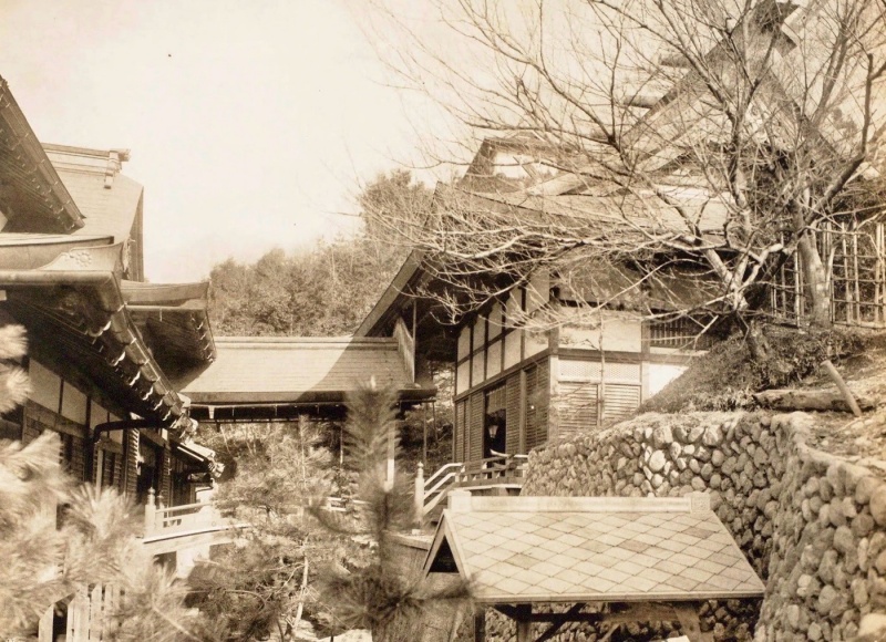 ファイル:梅松苑・至聖殿・古写真-02.jpg