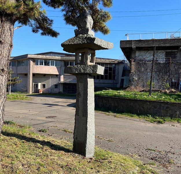 ファイル:檜山護国神社・1参道-05灯籠2.jpg