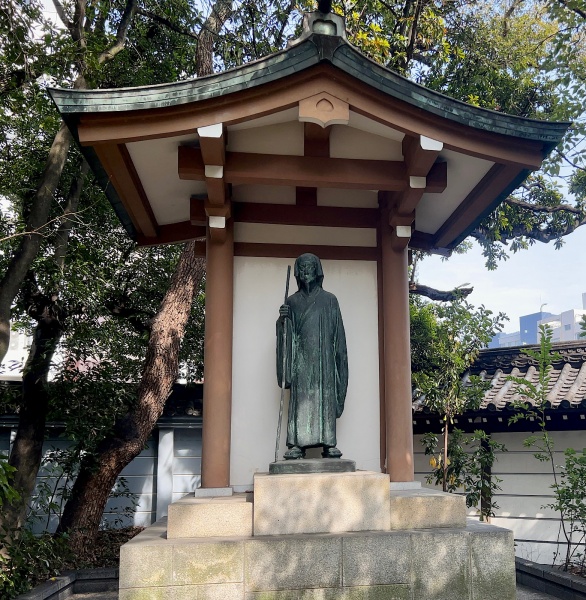 ファイル:湊川神社・楠木正成墓・徳川光圀像.JPG