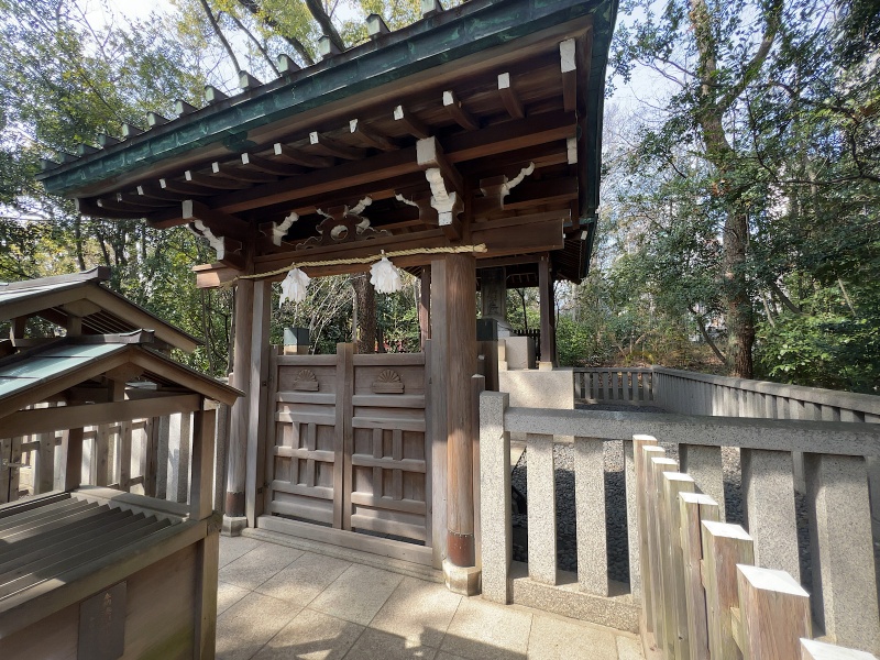ファイル:湊川神社・楠木正成墓 (2).JPG