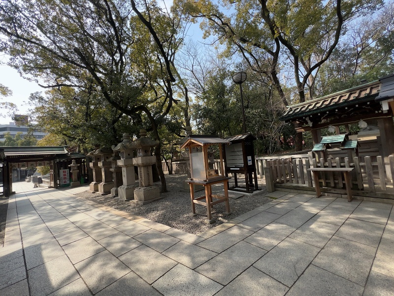 ファイル:湊川神社・楠木正成墓 (3).JPG
