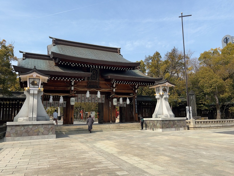 ファイル:湊川神社・神門 (1).JPG