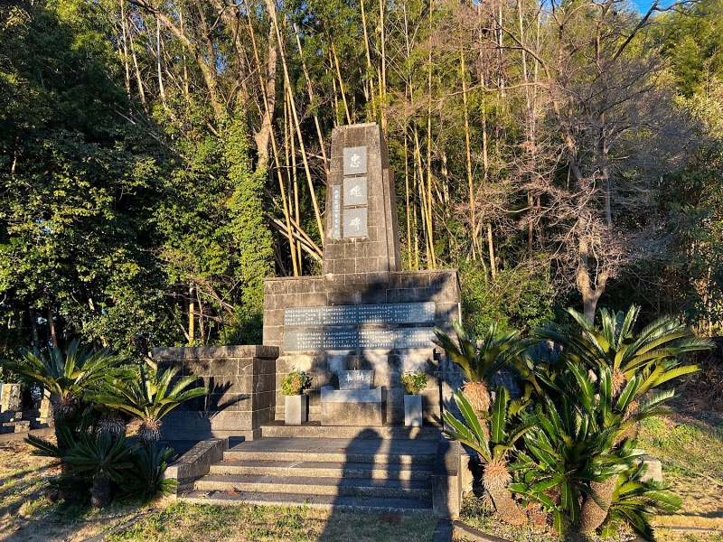 ファイル:白太夫神社・堺事件烈士墓002.jpg