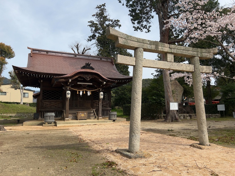 ファイル:築山神社・鳥居.jpg