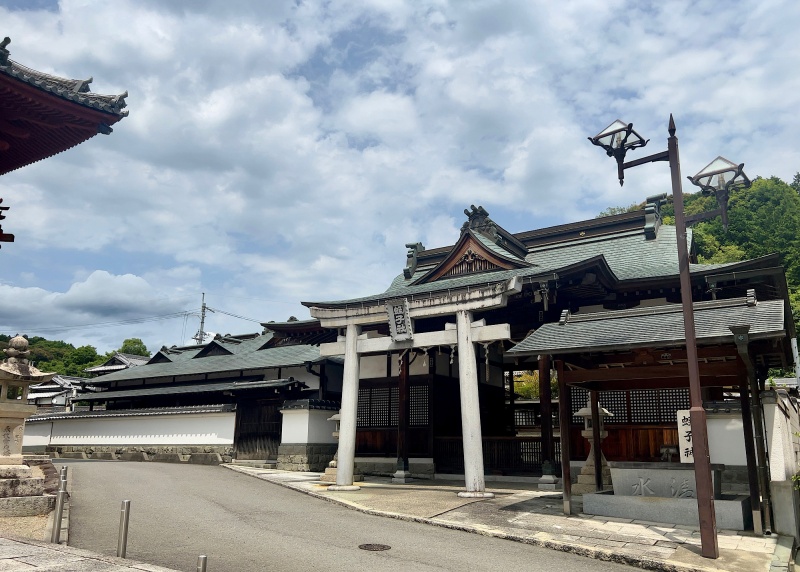 ファイル:粉河寺・参道・蛭子神社.jpg