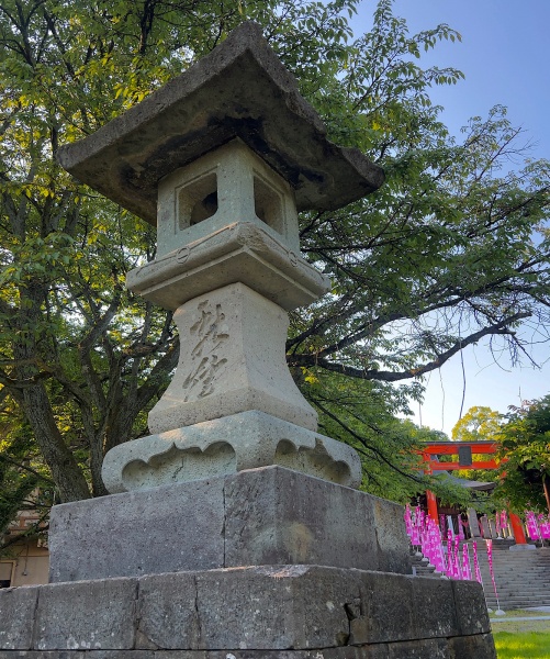 ファイル:藤島神社・参道・燈籠.jpg