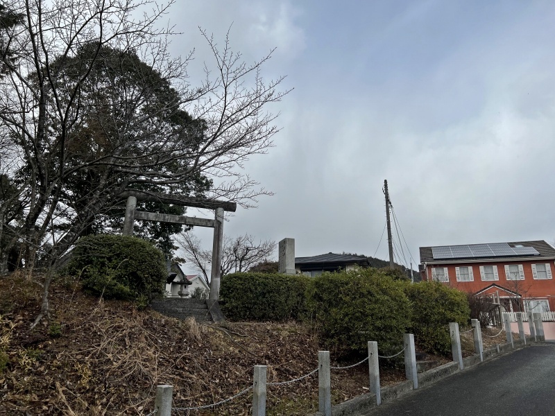 ファイル:赤妻神社・参道 (1).jpg