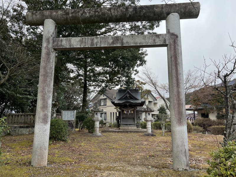 ファイル:赤妻神社・社殿 (1).jpg