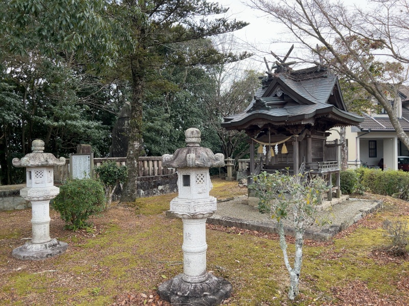 ファイル:赤妻神社・社殿 (3).jpg