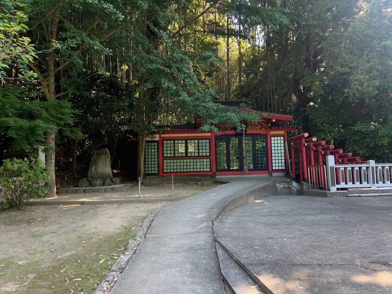 ファイル:赤間神宮・紅石稲荷神社 (1).jpg