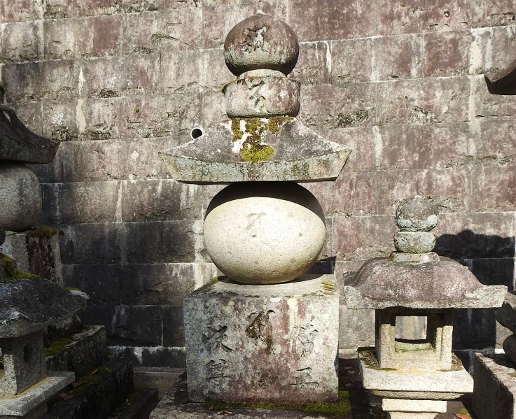 ファイル:長谷寺・歴代能化墓地A012.jpg