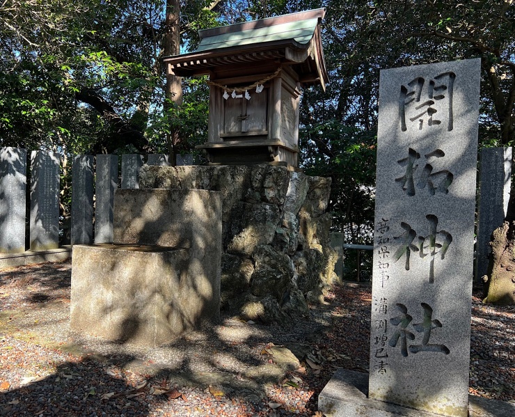 ファイル:高知県護国神社・開拓神社002.jpg