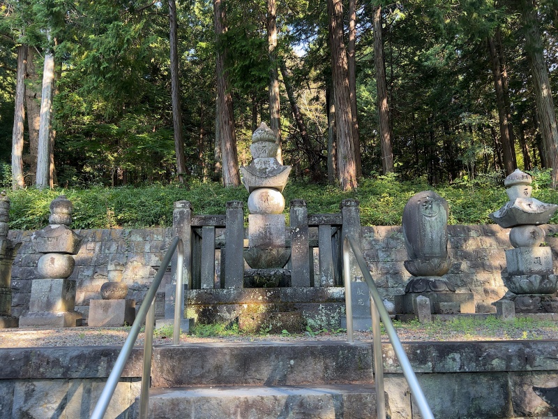 ファイル:鶏足寺・住職墓地 (11).JPG
