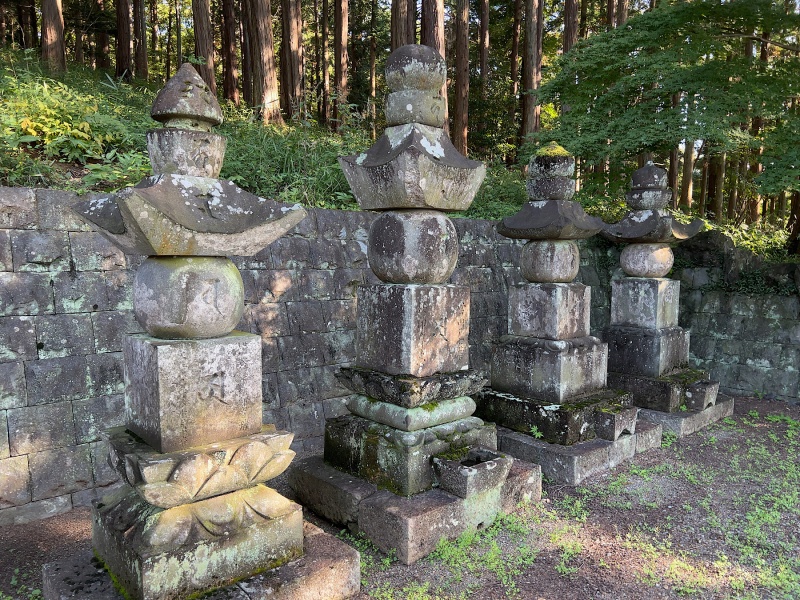 ファイル:鶏足寺・住職墓地 (12).JPG