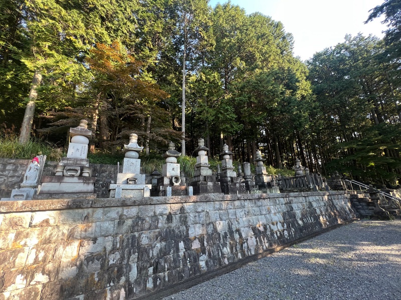 ファイル:鶏足寺・住職墓地 (2).JPG