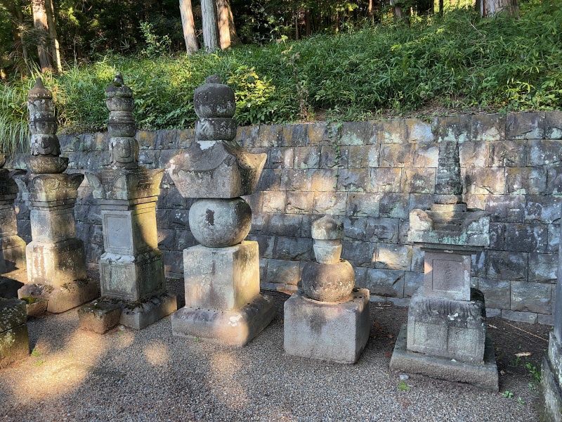 ファイル:鶏足寺・住職墓地 (6).JPG