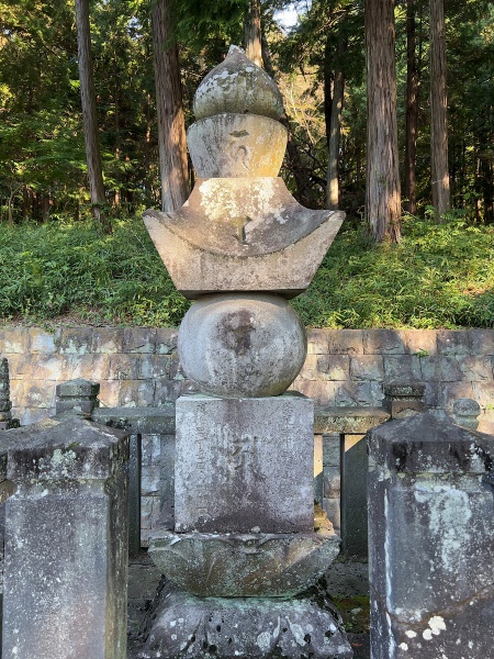 ファイル:鶏足寺・住職墓地 (7).JPG
