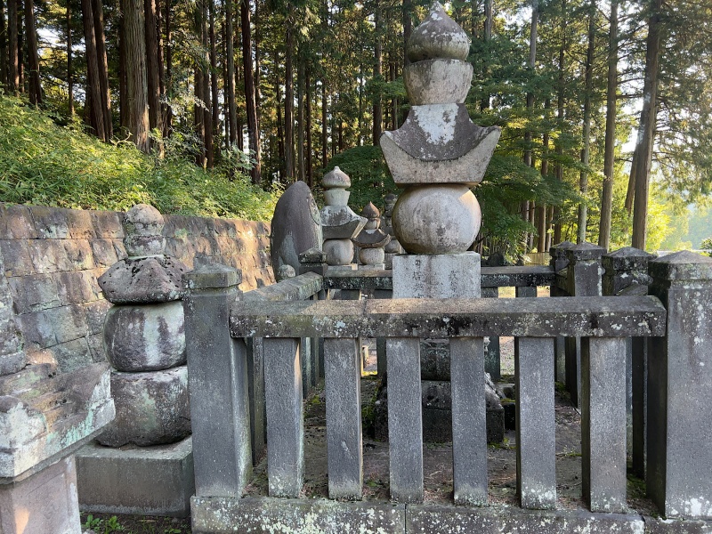 ファイル:鶏足寺・住職墓地 (8).JPG