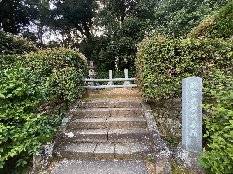 ファイル:龍潭寺・井伊家墓地 (1).jpg