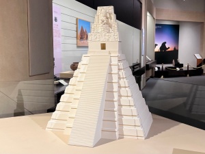 光ミュージアム・模型・ティカル1号2号神殿-02.jpg