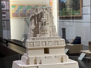 光ミュージアム・模型・ティカル1号2号神殿-05.jpg