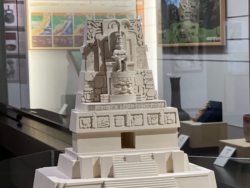 ファイル:光ミュージアム・模型・ティカル1号2号神殿-05.jpg