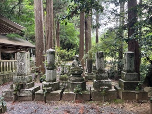 美作誕生寺・歴代住職墓地-09.jpg