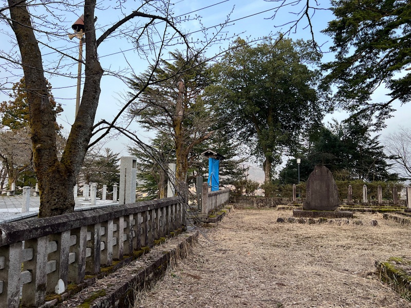 ファイル:船岡山官軍墓地・4山口藩墓地・2広場002.jpg