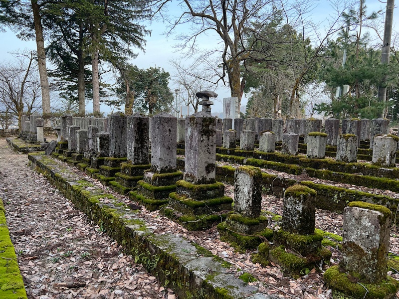 ファイル:船岡山官軍墓地・5諸藩墓地・4南西1全体02.jpg